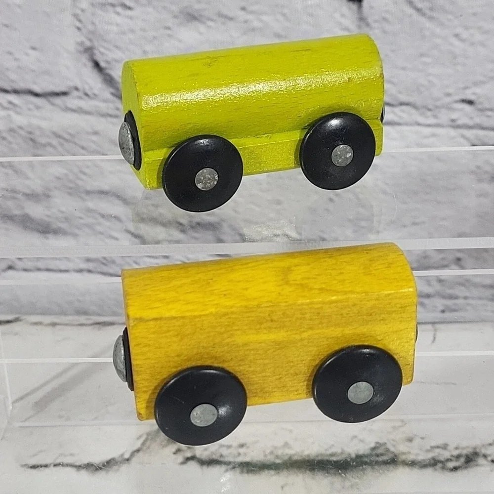 Vintage‎ Magnet Wooden Train Cars Pieces Replacements Lot of 4 Flaws